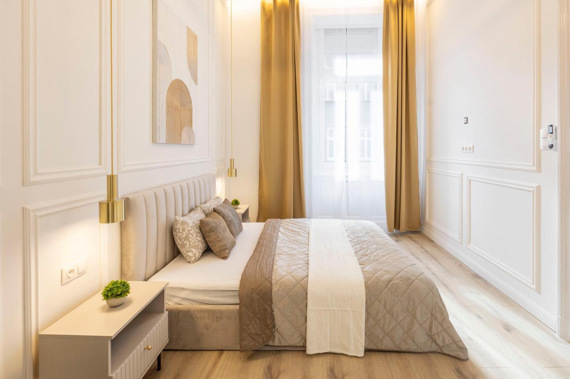 Exclusive & Prestigious Central Residence W/ Balcony, Budapest